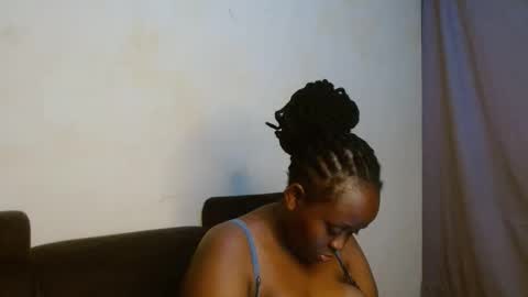 Snapshot of hotnelli chatting on 11.19.25 Rose online show from 11.19.25