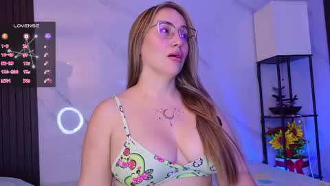 Snapshot of hotpawgmilf chatting on 06.18.26 Sussy Bloom online show from 06.18.26