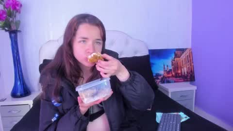 Snapshot of hott_barbie_ chatting on 11.19.25 hott_barbie_ online show from 11.19.25