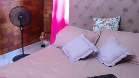 Snapshot of hottasttywoman chatting on 11.25.25 victorya karolyna online show from 11.25.25