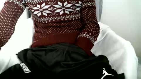 Snapshot of hug_me chatting on 11.08.25 Keanu online show from 11.08.25