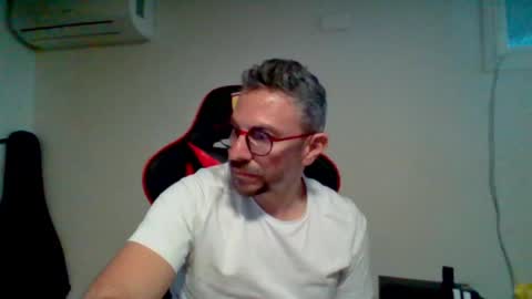 Snapshot of huge__cumshot chatting on 04.04.26 huge__cumshot online show from 04.04.26