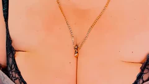 Snapshot of huge_booobs chatting on 03.12.26 milli online show from 03.12.26