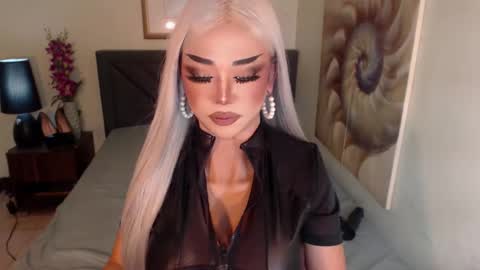 Snapshot of hugecockchristine chatting on 01.05.25 Christine online show from 01.05.25