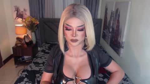 Snapshot of hugecockchristine chatting on 01.12.25 Christine online show from 01.12.25