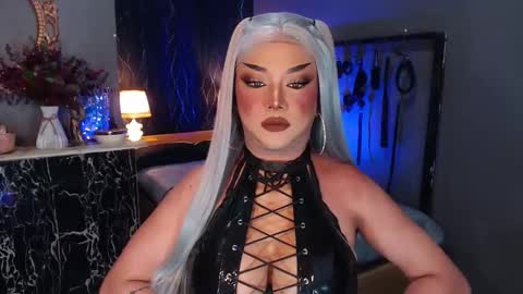 Snapshot of hugecockchristine chatting on 09.11.25 Christine online show from 09.11.25