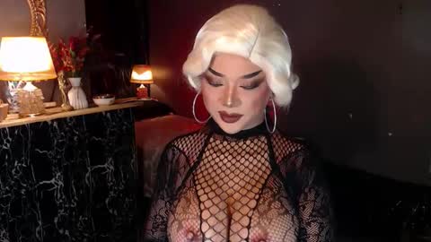 Snapshot of hugecockchristine chatting on 09.19.25 Christine online show from 09.19.25