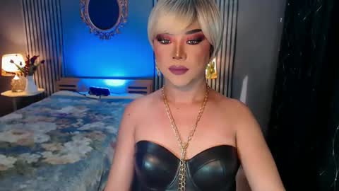 Snapshot of hugecockchristine chatting on 10.25.25 Christine online show from 10.25.25