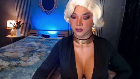 Snapshot of hugecockchristine chatting on 10.25.25 Christine online show from 10.25.25