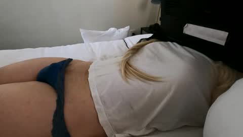 HugeCumshots online show from 04.19.26