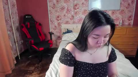 Snapshot of hungrybunny999 chatting on 12.17.25 Nancy and Robert online show from 12.17.25