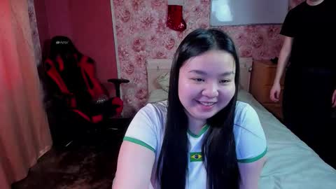 Snapshot of hungrybunny999 chatting on 12.20.25 Nancy and Robert online show from 12.20.25