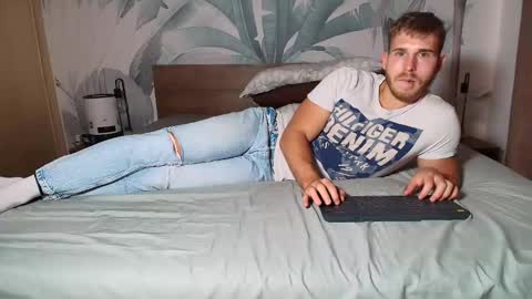 Snapshot of hunterbridges chatting on 09.22.25 Hunter Bridges online show from 09.22.25