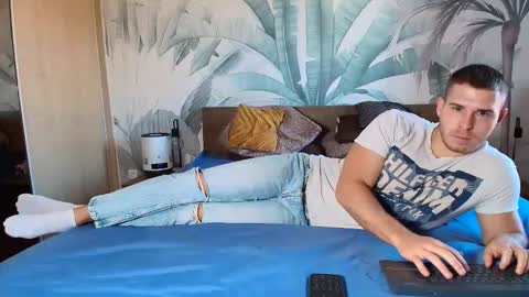 Snapshot of hunterbridges chatting on 11.05.25 Hunter Bridges online show from 11.05.25