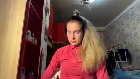 Snapshot of huongbaldinger chatting on 11.24.25 Gloria online show from 11.24.25