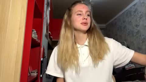 Snapshot of huongbaldinger chatting on 12.03.25 Gloria online show from 12.03.25