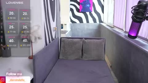 Snapshot of iamdervindella chatting on 12.17.25 Dervindella online show from 12.17.25