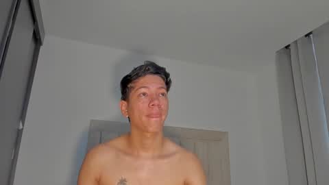 Snapshot of iamjulian_ chatting on 06.12.26 Juliiiiian online show from 06.12.26
