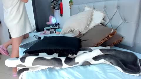 Snapshot of idaly_lovepussy chatting on 12.28.24 idaly online show from 12.28.24