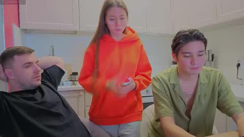 Snapshot of ihavepaws33 chatting on 10.02.25 Julia and Mira online show from 10.02.25