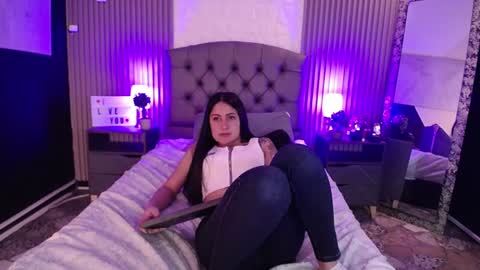 Snapshot of iisabella_smith_ chatting on 12.21.24 Isa online show from 12.21.24