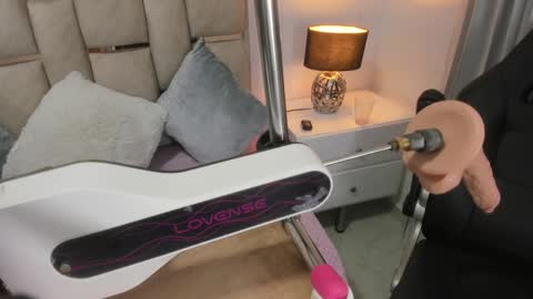 Snapshot of iliy_ chatting on 12.05.24 ILY online show from 12.05.24