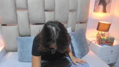 Snapshot of iliy_ chatting on 12.12.24 ILY online show from 12.12.24