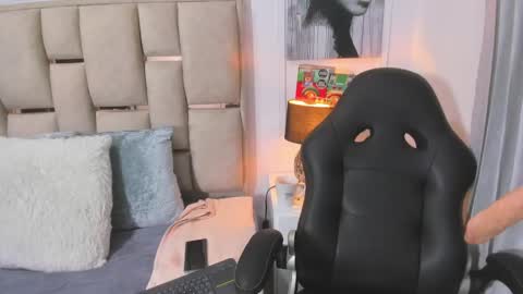 Snapshot of iliy_ chatting on 12.30.24 ILY online show from 12.30.24