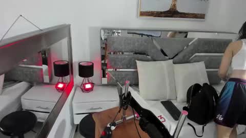 Snapshot of iliy_ chatting on 11.01.25 ILY online show from 11.01.25