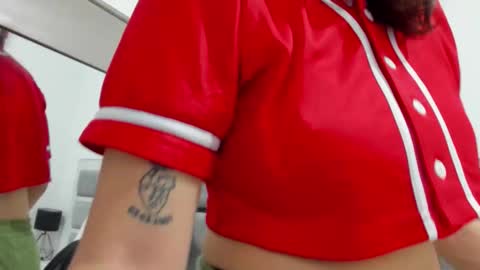 Snapshot of iliy_ chatting on 11.04.25 ILY online show from 11.04.25