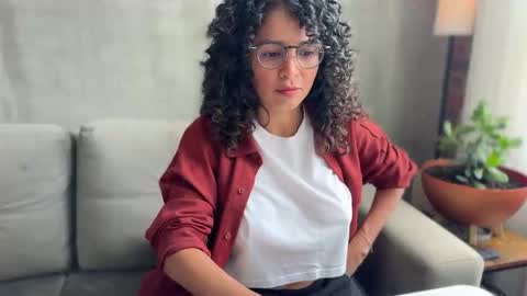 Snapshot of illaroom chatting on 09.30.25 Kloe online show from 09.30.25