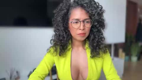 Snapshot of illaroom chatting on 11.18.25 Kloe online show from 11.18.25