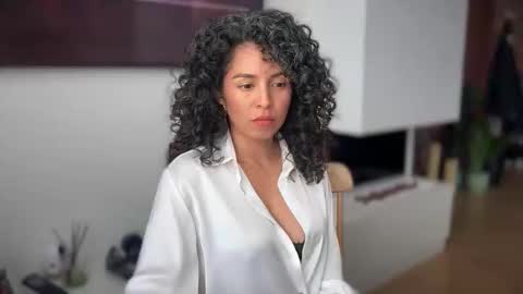 Snapshot of illaroom chatting on 11.25.25 Kloe online show from 11.25.25