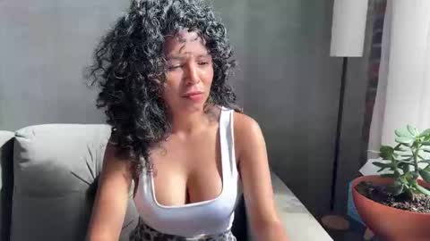 Snapshot of illaroom chatting on 11.26.25 Kloe online show from 11.26.25