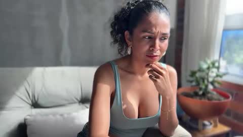 Snapshot of illaroom chatting on 11.28.25 Kloe online show from 11.28.25