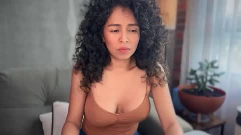 Snapshot of illaroom chatting on 11.29.25 Kloe online show from 11.29.25