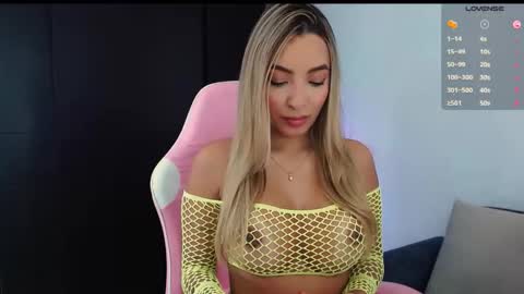 Snapshot of im_grecia chatting on 10.17.25 Grecia online show from 10.17.25