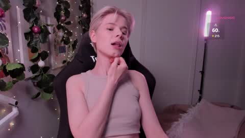 Snapshot of imnotmia chatting on 01.12.25 Mia online show from 01.12.25