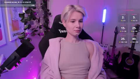 Snapshot of imnotmia chatting on 02.19.25 Mia online show from 02.19.25