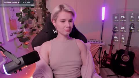 Snapshot of imnotmia chatting on 03.04.25 Mia online show from 03.04.25