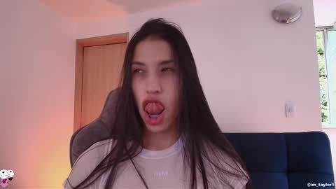 Snapshot of imtaylor__ chatting on 11.17.25 TAYLOR online show from 11.17.25