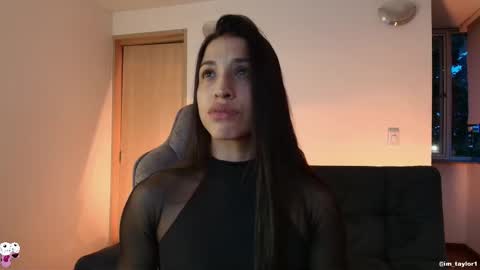 Snapshot of imtaylor__ chatting on 11.21.25 TAYLOR online show from 11.21.25