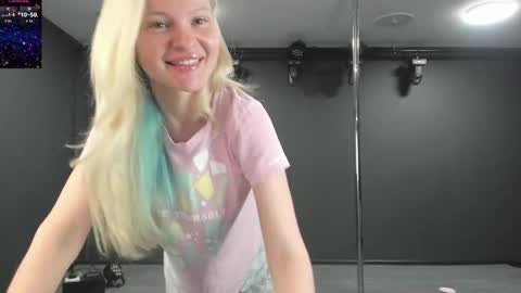 Snapshot of incredible__shell_ chatting on 05.20.26 Masha online show from 05.20.26