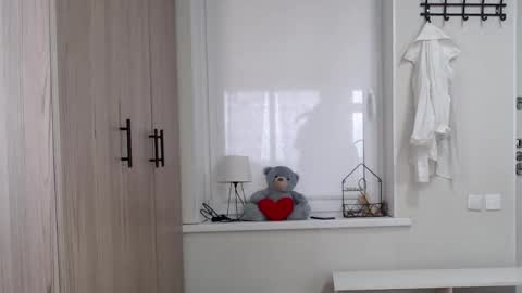 Snapshot of increible_della chatting on 10.21.25 Della online show from 10.21.25