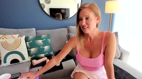 Snapshot of indianacooper chatting on 09.29.25 IndianaCooper - Showtimes - Mon-Fri 12pm and 930PM CST SatSun 930pm CST online show from 09.29.25