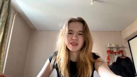 Snapshot of inespacheco chatting on 04.14.26 Sofia online show from 04.14.26