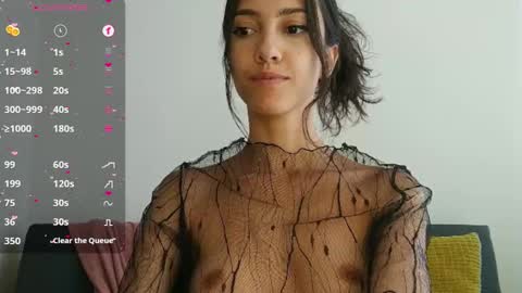 Snapshot of innocentlatiina chatting on 01.20.25 Laroa online show from 01.20.25