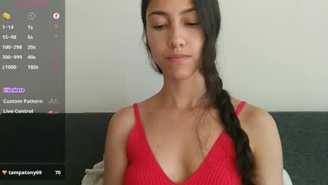 Snapshot of innocentlatiina chatting on 10.29.25 Laroa online show from 10.29.25