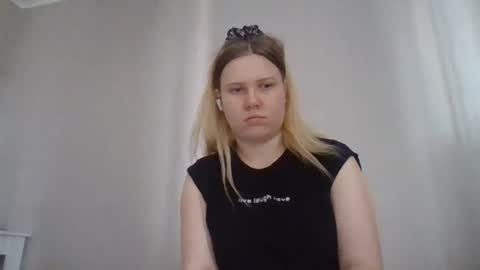 Snapshot of iolahollingshead chatting on 06.21.26 Lola online show from 06.21.26