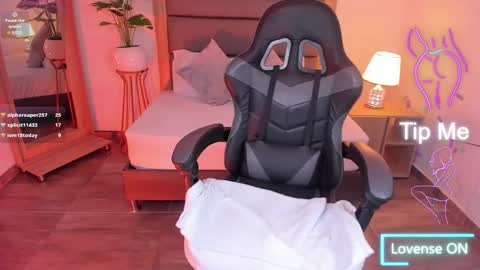 Snapshot of irantzu_hank chatting on 02.11.25 Irantzu online show from 02.11.25